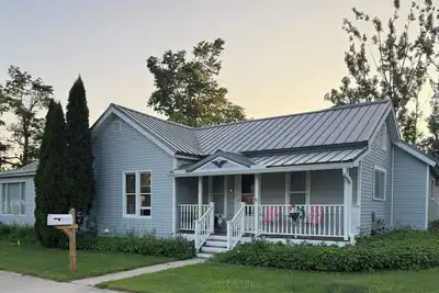 Image de Steps from your snowmobile adventure! Cabin feel in the City Book while you can!