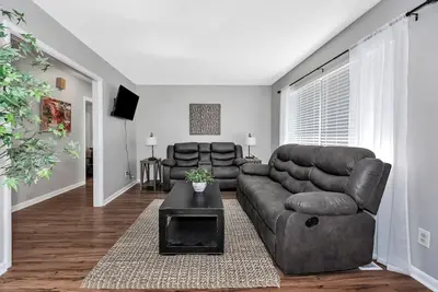 Image de Black Hill House near Research Park