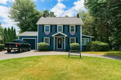 Image de 3br Albany Home w/ Private Pool, Large Yard, Near Airport & Suny