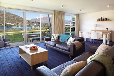 Image de 3br Lakefront Apt in Queenstown | Wi-Fi & Parking