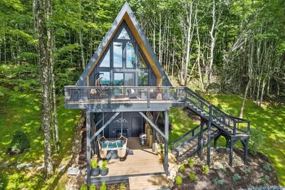 Image de Ascent A-Frame Modern Treehouse with Hot Tub and Views