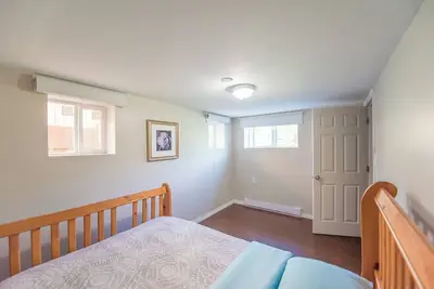 Image de Clean 4 Bedroom Basement Suite at Burnaby Metrotown Neighbourhood