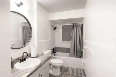 Image de 4Bed/2Bath/ Fenced Yard /Free Parking