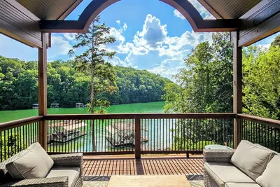 Image de Lake Lanier Lakefront estate with private party dock 5br/4ba 5700+sqft