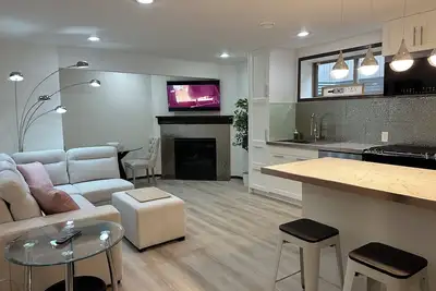 Image de New Modern Secondary Suite w/Private Office, Chefs Kitchen and 2nd workspace