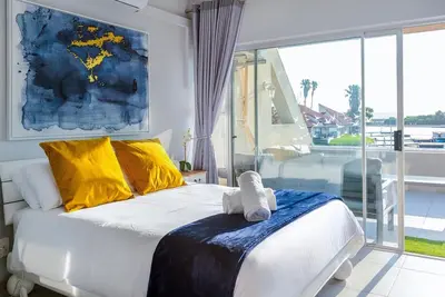 Image de Luxury Riverside Getaway | Balcony | Pool