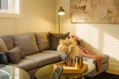 Image de Cozy Luxe Retreat / Designer 2-Bedroom Suite with Ac