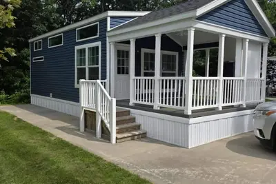 Image de Relaxing 1Bed/1Bath + Loft For Extra Sleeping & Porch – Sun Retreats Campground