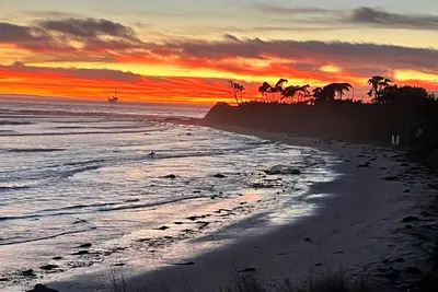 Image de Incredible oceanfront 2-bedroom condo in Goleta