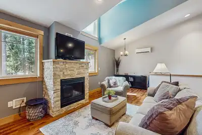 Image de Modern Apartment with fireplace, central A/C, pool & tennis/pickleball court