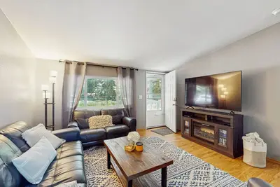 Image de Charming house w/ full kitchen, backyard, wifi & steps from the Lake