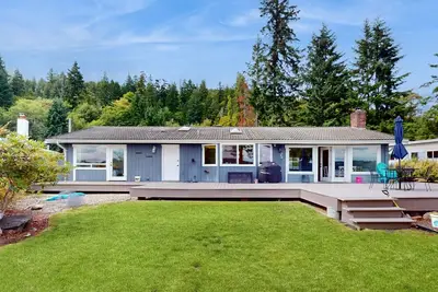 Image de Peaceful Soundfront Getaway with Private Beach Access and Outdoor Living