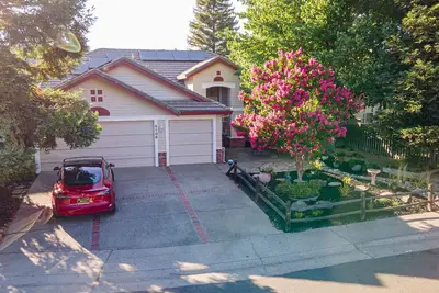 Image de 4/2 Model Home with Ev Charger in Inviting Cul-de-sac