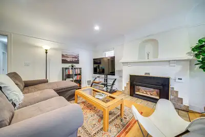 Image de 1 Mi to Univ of Wash Campus: Seattle Home w/ Yard!