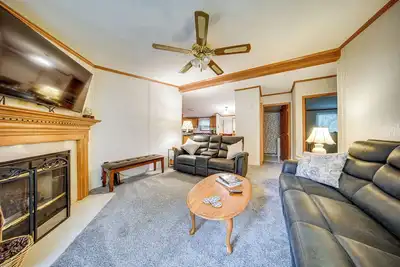 Image de 1 Mi to Lake Access: Erie Home w/ Private Backyard