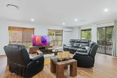 Image de Spacious Family Oasis on Leafy Acreage Forestdale