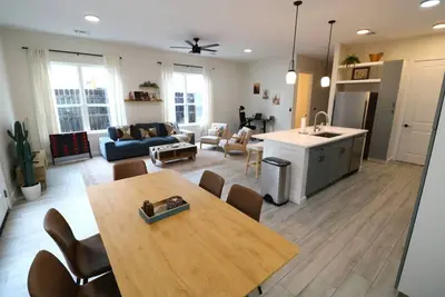 Image de 2 Western Homes – 6 King Beds