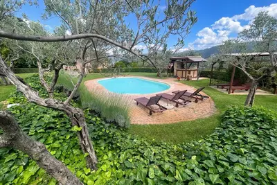 Image de Spoleto Tranquilita peut accueillir 16 personnes avec Wi-Fi, piscine, studio de yoga, jardins et vues
