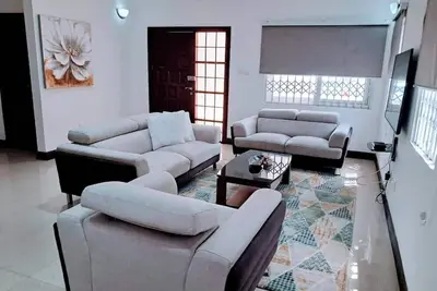 Image de Maison élégante de 3 chambres près de l'aéroport et du centre commercial Marina