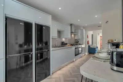 Image de 6 Br Home | Sleeps 12 | 4 Bathrooms | with Garden