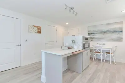 Image de Premier Ocean View Corner Condo (850s. F. )