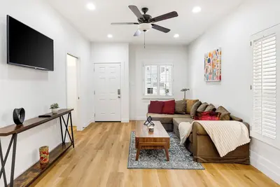 Image de Charming 2-bedroom, 1-bath bungalow located on tree-lined Mira Monte Ave in the vibrant heart of Pasadena with large patio. Close to trendy Pasadena center with restuarants, shopping and nightlife.