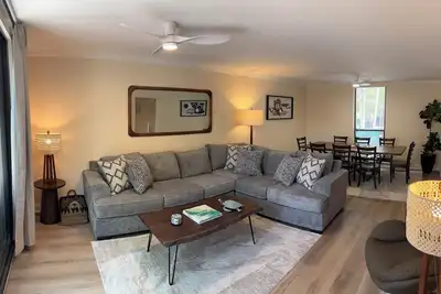 Image de Sea Scape Villa Walkable To Coligny Beach W/ 2 Pools, Beach Cabana & King Beds!