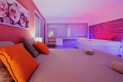Image de AppartSpa59 : Suite Tentation Balnéo Sauna (Secret Room en option)