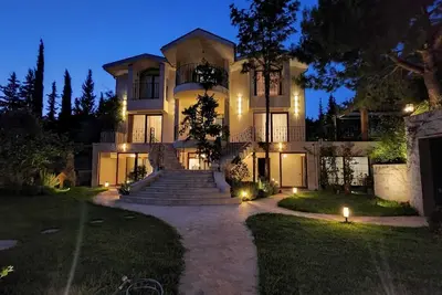 Image de 5 Br 4. 5 Ba Luxury Villa with swimming pool, pond, water fall, sauna and hamam.