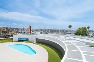 Image de Designer Marina View Apartment (Cs 4-2b)