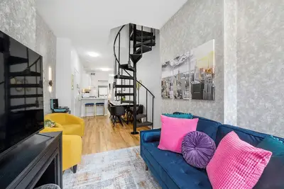 Image de 3Br 3Ba • Ny Charm Modern Luxe • Sleeps to 12 • Min to Nyc • Free Parking Permit