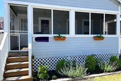 Image de Charming, newly renovated 2-bedroom cottage in Old Orchard 100 yds to the beach