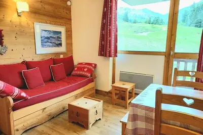 Image de À 20m des pistes de ski, 2ème étage, balcon, télévision, casier à ski, 20m², La Plagne