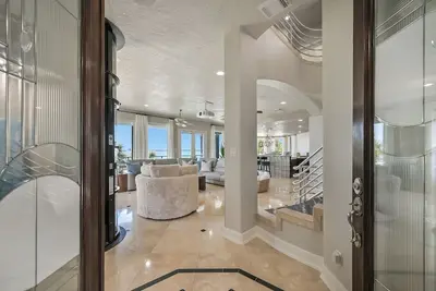 Image de Luxury Waterfront Estate-Private Pool/Sunset Views