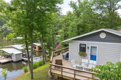 Image de New rental! Updated lakefront home w/2-Slip Dock-incl 13x32, & trailer parking!
