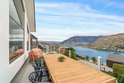 Image de Luxury Lakeview 4 Bedroom Retreat