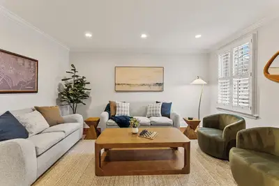 Image de Historic Designer Gem off King St • Courtyard w Grill, Firepit • 2 Free Parking