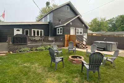 Image de Main Street Lodge - Charming lower duplex unit with hot tub in Crosby, Mn