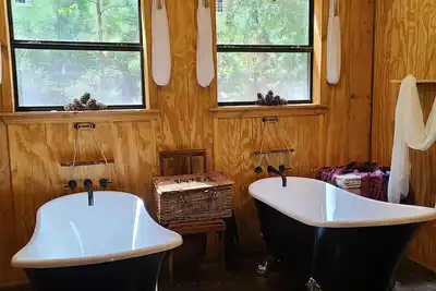 Image de Rustic Western Bath House in East Texas Piney Woods, Honeymoon, Weddings, Venues