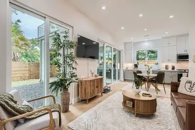 Image de Modern Retreat on a Creek. Walkable. Free Parking