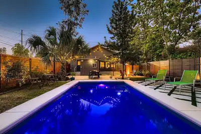 Image de East Side House w/ Heated & Chilled Pool + Hot Tub