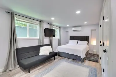 Image de 1 Mi to Dtwn: Renovated Retreat in Georgetown!