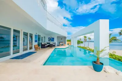 Image de Waterfront Luxury Villa - 2 Private Pools, Own Boat & Captain, Free Shuttle