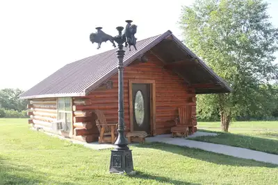 Image de Inviting Cabin in Albany, Mo. Enjoy the nature, fishing and breathtaking views.