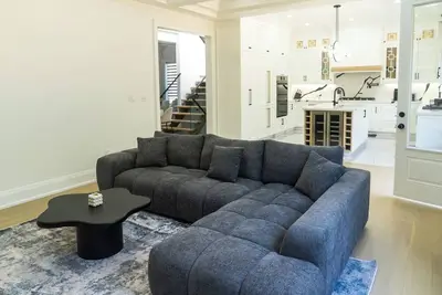 Image de Cozy Modern Family Home | 5 Bed | 5 Bath | Close to Bluffs and Downtown!