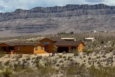 Image de Desert View Retreat - Sleeps 22, Game Garage, Near Skywalk & Lake Mead