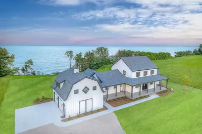 Image de Lakeview Farm | Beach · Hot Tub · Theater · Views