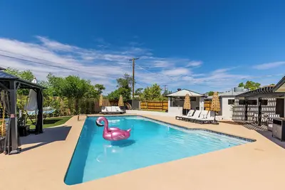 Image de Sleeps 16 • Huge Resort-Style Pool • Mesa Az Near Phoenix & Asu • Casa Tropical