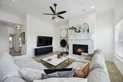 Image de Luxury Townhome walking distance to Legacy West