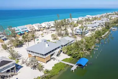 Steps to the Beach! 3/2 on South Gulf